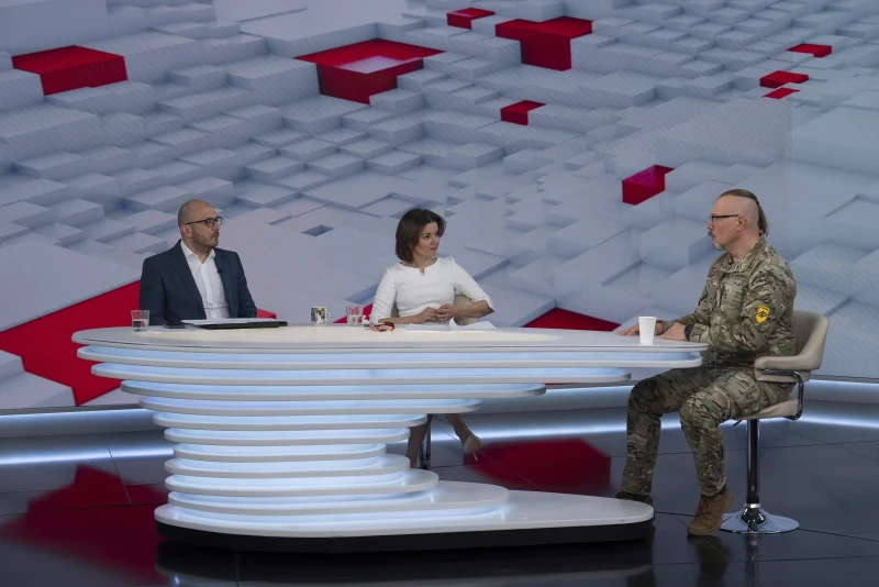 Телеведуча Марічка Падалко (у центрі) під час роботи в Києві, Україна, 5 травня 2024 року. Вона сказала, що українські журналісти знають, що вони повинні боротися за забезпечення вільної преси